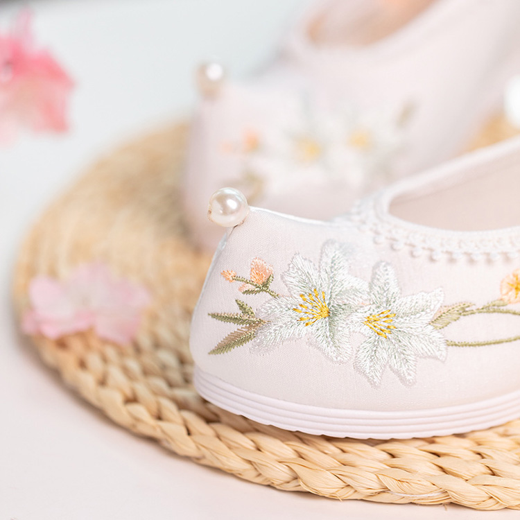 Women Hanfu Shoes Comfortable Embroidered Pearl-Adorned Classic Shoes