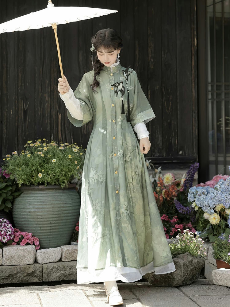 Women Spring Long Fashionable Hanfu Dress with Swallow Motifs