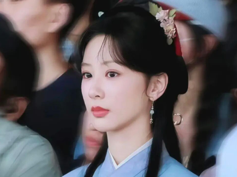 Yang Zi’s Ming Earrings: Modern or Ancient?