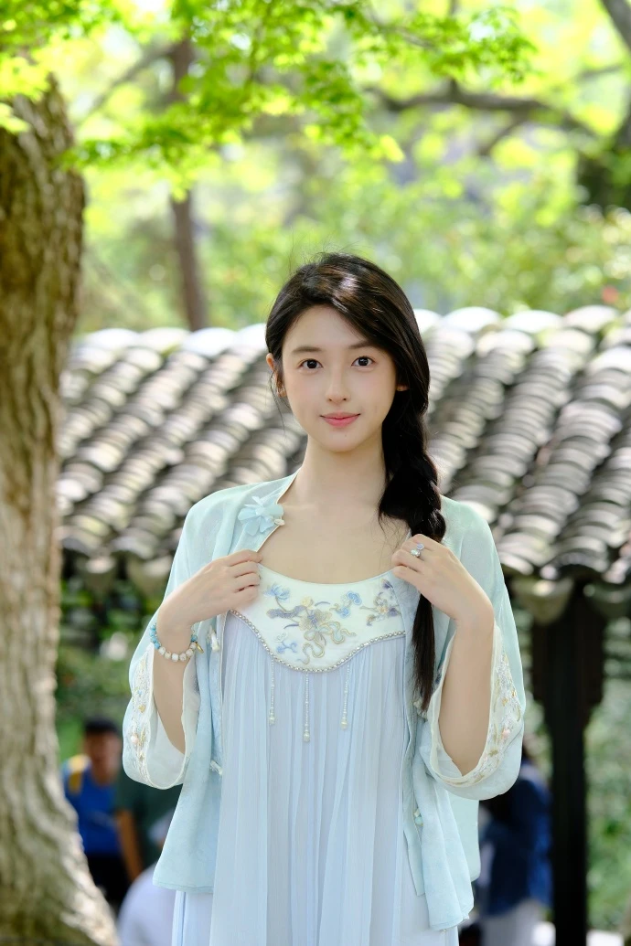 What's the Hanfu Style in the Picture 9