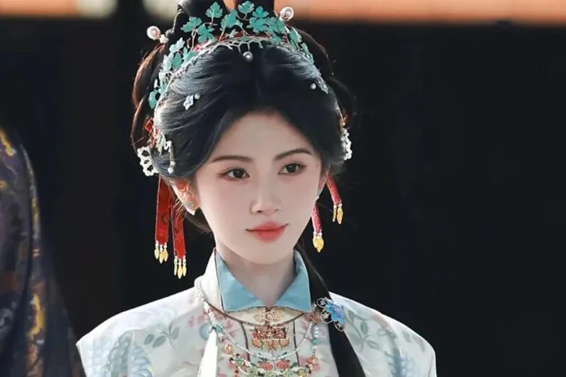 Ju Jingyi’s Ming Folded Collar in Wanhua Shijie