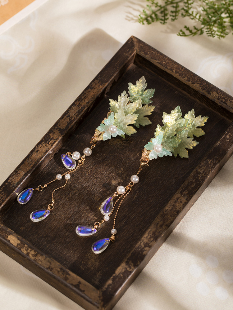 Maple Leaf-Inspired Traditional Hairpins Hanfu Tassel Clips and Qipao Outfit Combinations