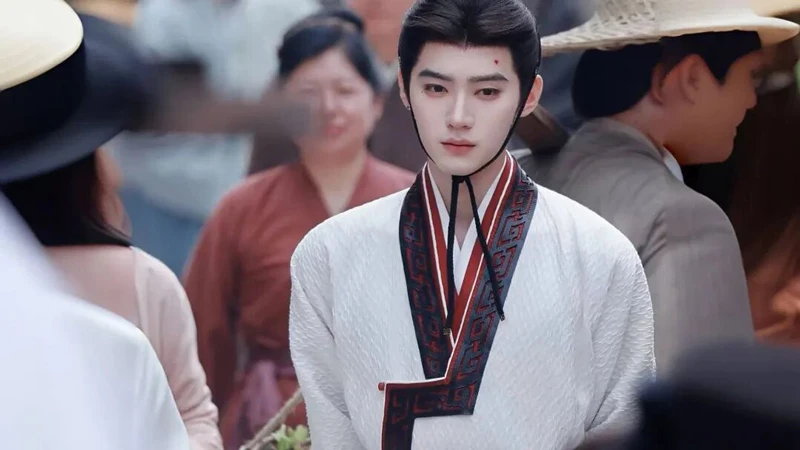 Rare Pre-Qin Costume in Ashes to Crown