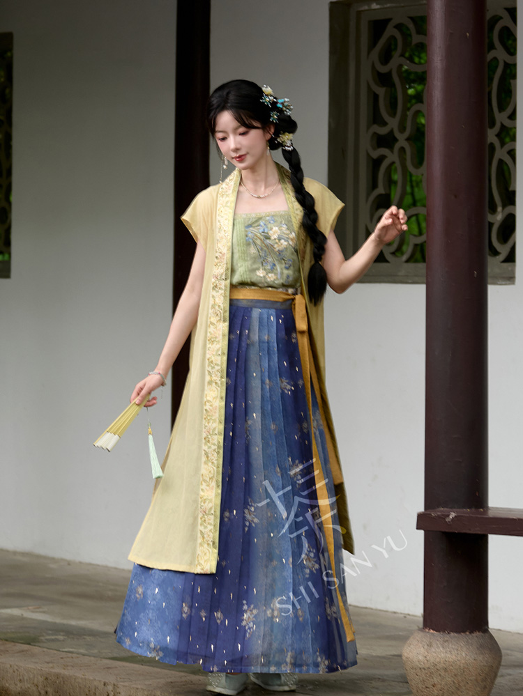 Summer Women Hanfu in Song Dynasty Style with Short Sleeve Design