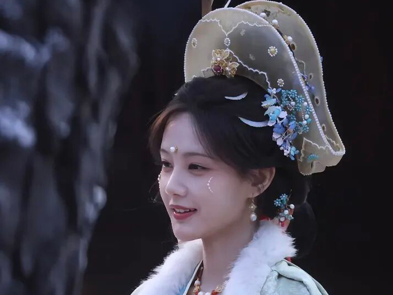 The Exaggerated Song Crown Worn by Li Yitong in Jin Zhi