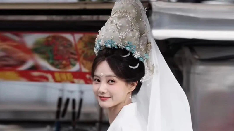 Why Li Yitong’s Tall Gauze Crown Sparks Talk