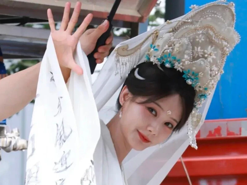 Why Li Yitong’s Tall Gauze Crown Sparks Talk