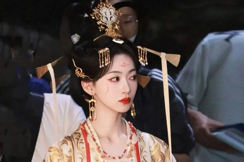 Why Wu Jinyan’s Hair Strips Stand Out