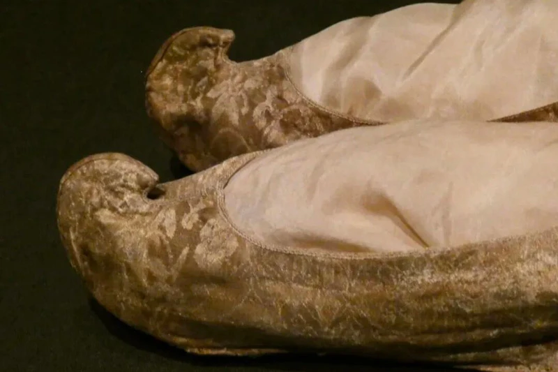 Yang Zi’s Curved-Toe Shoes in The Mo