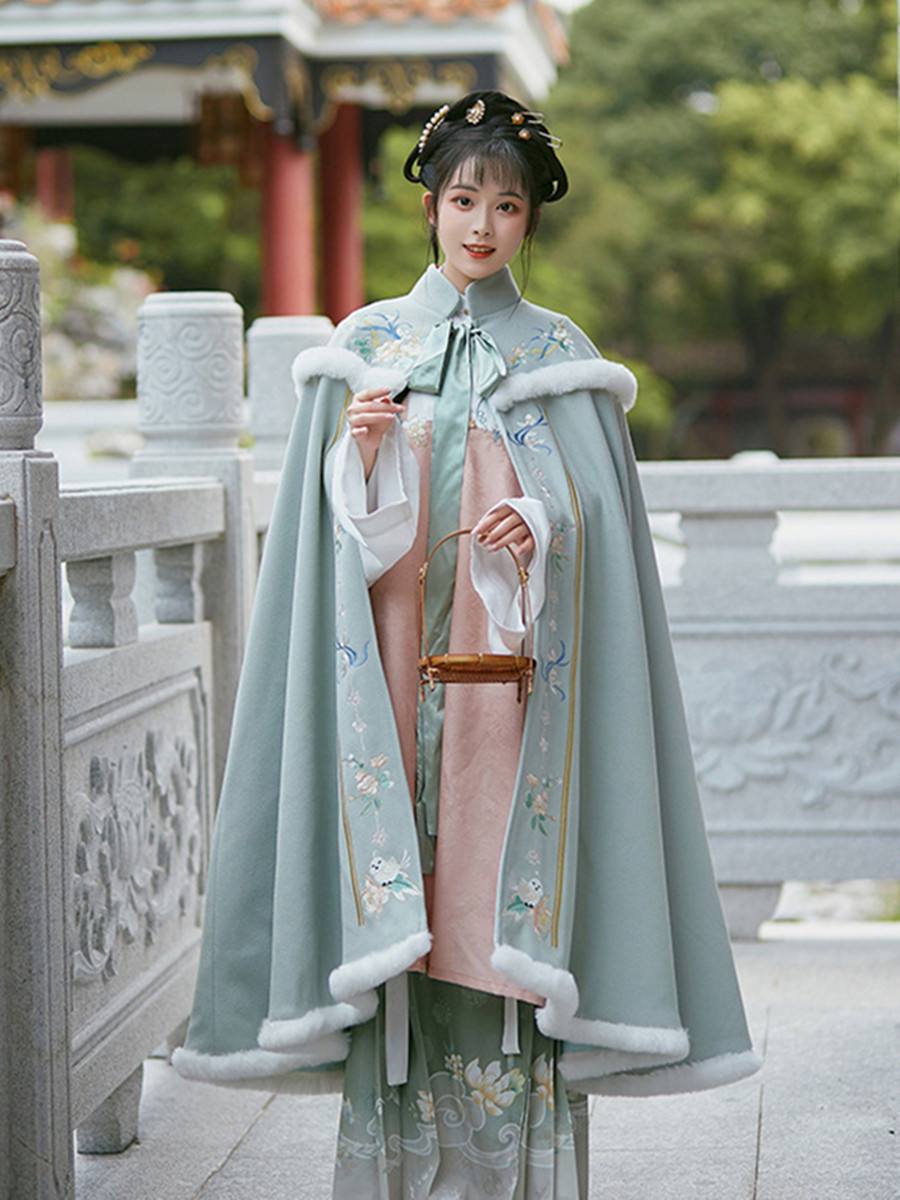 Pifeng Hanfu: Ming Overcoat History, Fit, and Styling Tips