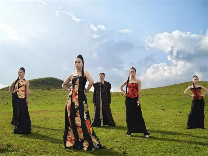 Yi Ethnic Embroidery Costume Show on Wumeng Grassland