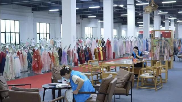 Caoxian Hanfu Now Sells Half of China's Hanfu Online