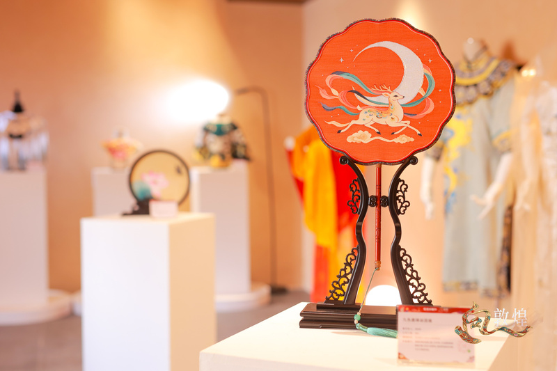 40 Suzhou Craft Outfits Walk a Desert Runway at Dunhuang