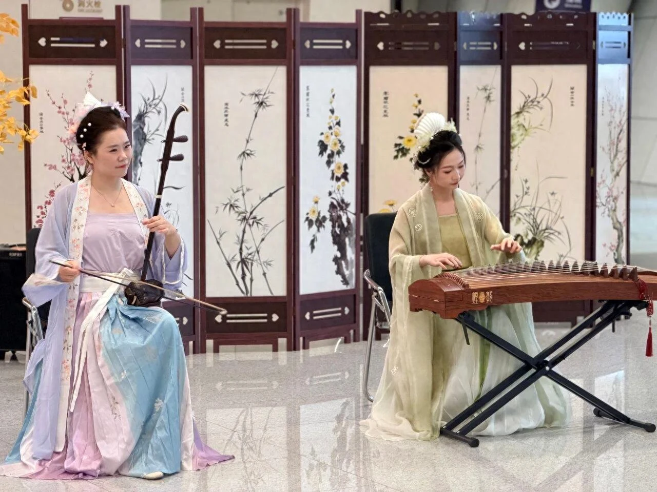 Liantang Port Greets Qixi With Hanfu Dance and Folk Music