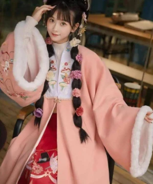 A Guide to Layering the Pifeng, Autumn's Ming Hanfu Cape