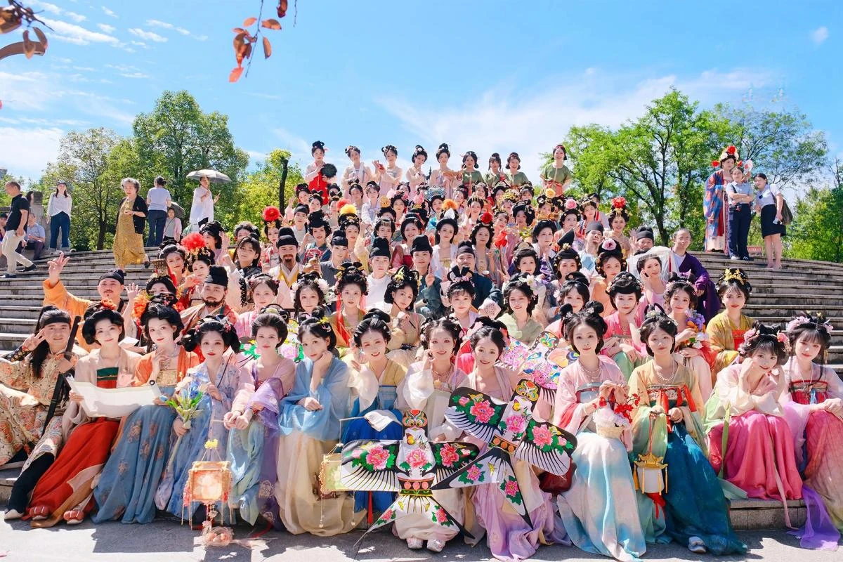 Guangyuan Daughter Festival Recruits Hanfu Parade Walkers