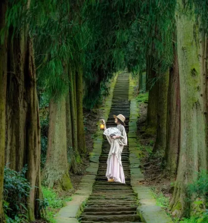 Mingshan Hanfu Photography: Three Tea Mountain Routes for Song-Style