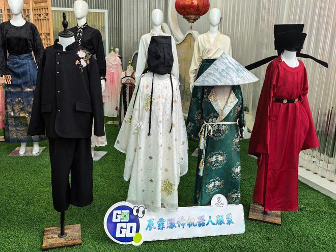 Caoxian's Robot Hanfu Line Books 2,000 Orders in 4 Months