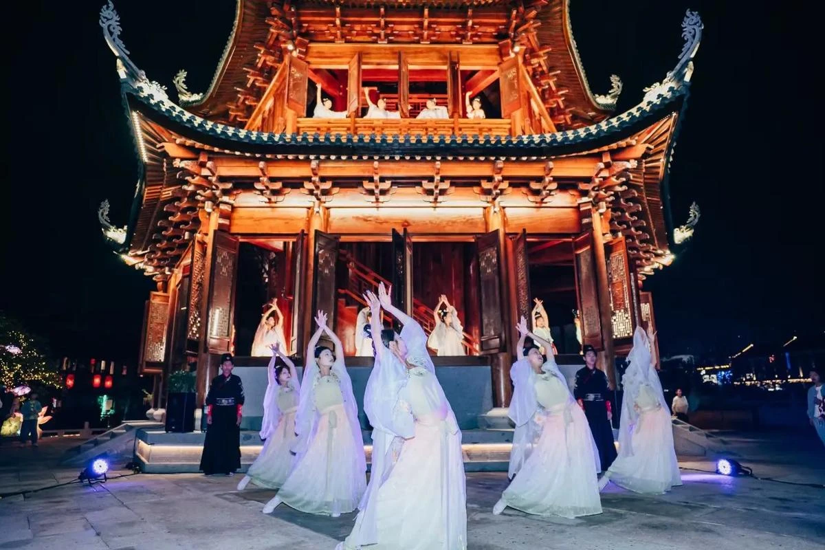 Huangyao Ancient Town Launches Song-Style Summer Hanfu Show 7