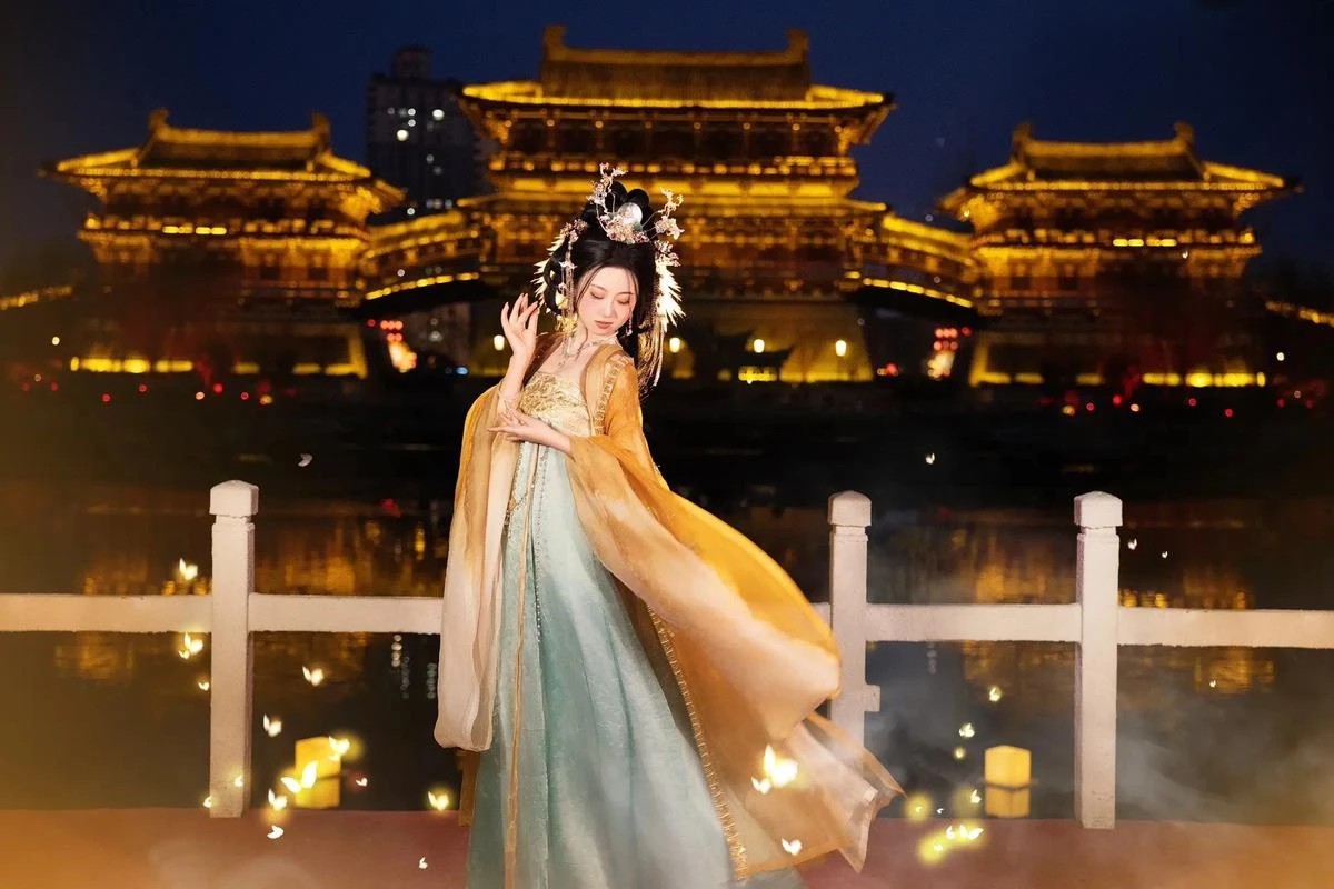 Luoyang Summer Hanfu: Light Fabrics and Indoor Studios