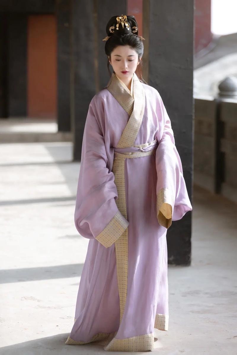 Two Shenyi Types: The Hanfu Robe Behind Quju and Zhiju