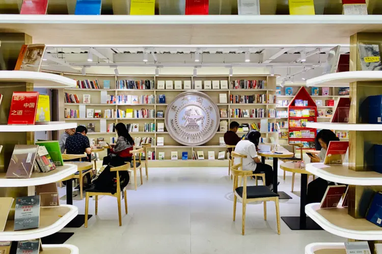 A Qipao Reading Club Takes Root at Xujiahui Academy