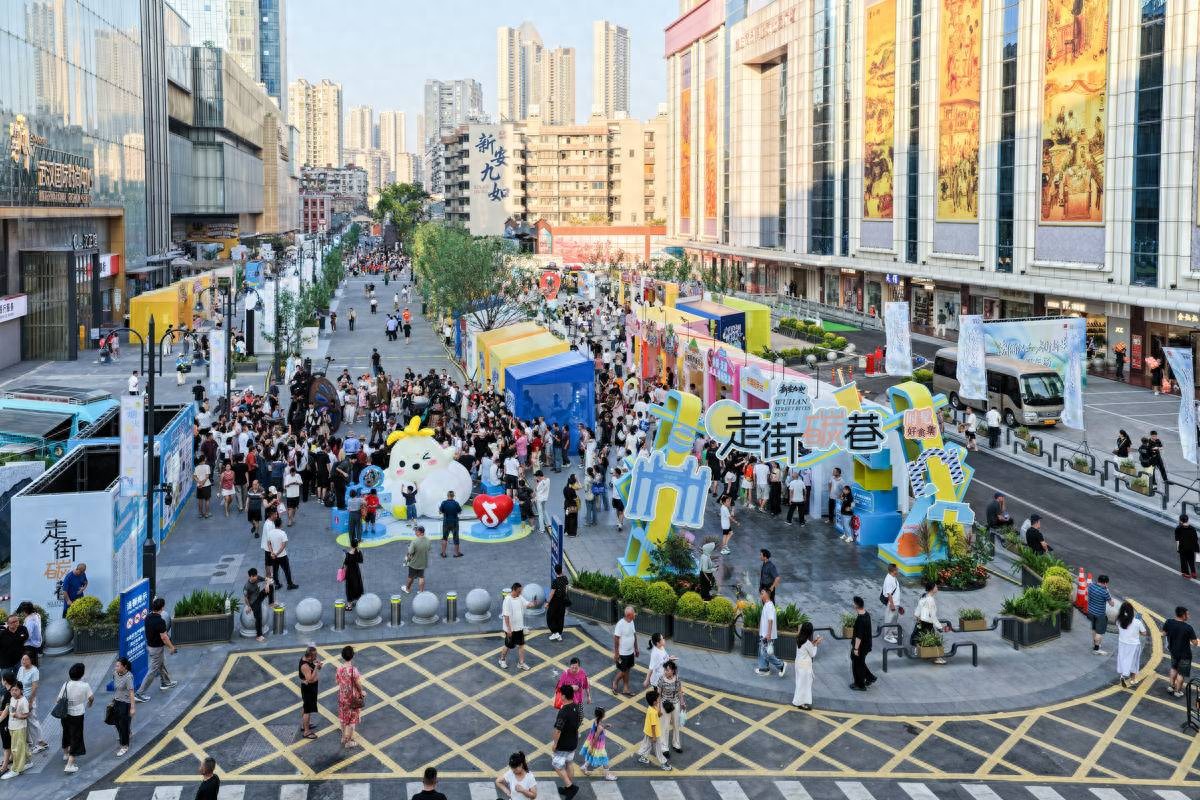 70 Stalls Greet Shoppers at Wuhan's Street Market