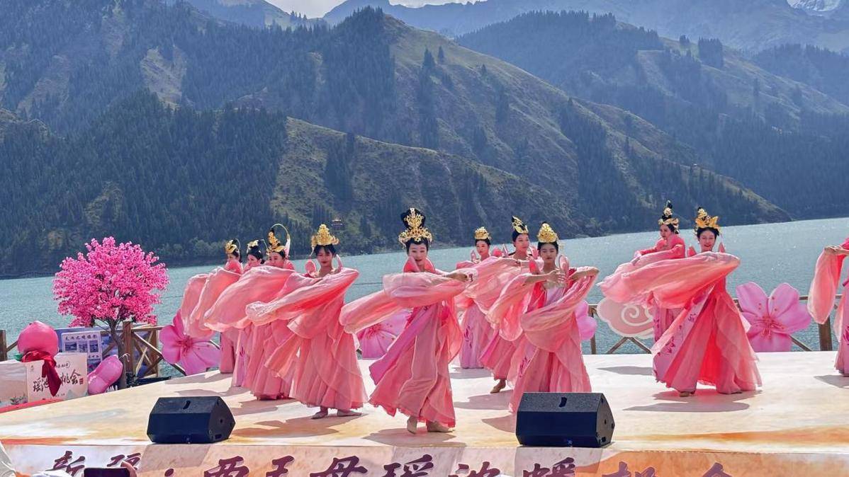 Xiwangmu Peach Festival Opens With a 1,000-Seat Feast