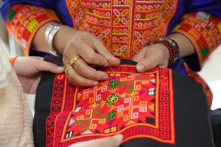 Longsheng Red Yao Embroidery Workshop Opens With Ewen Group 5