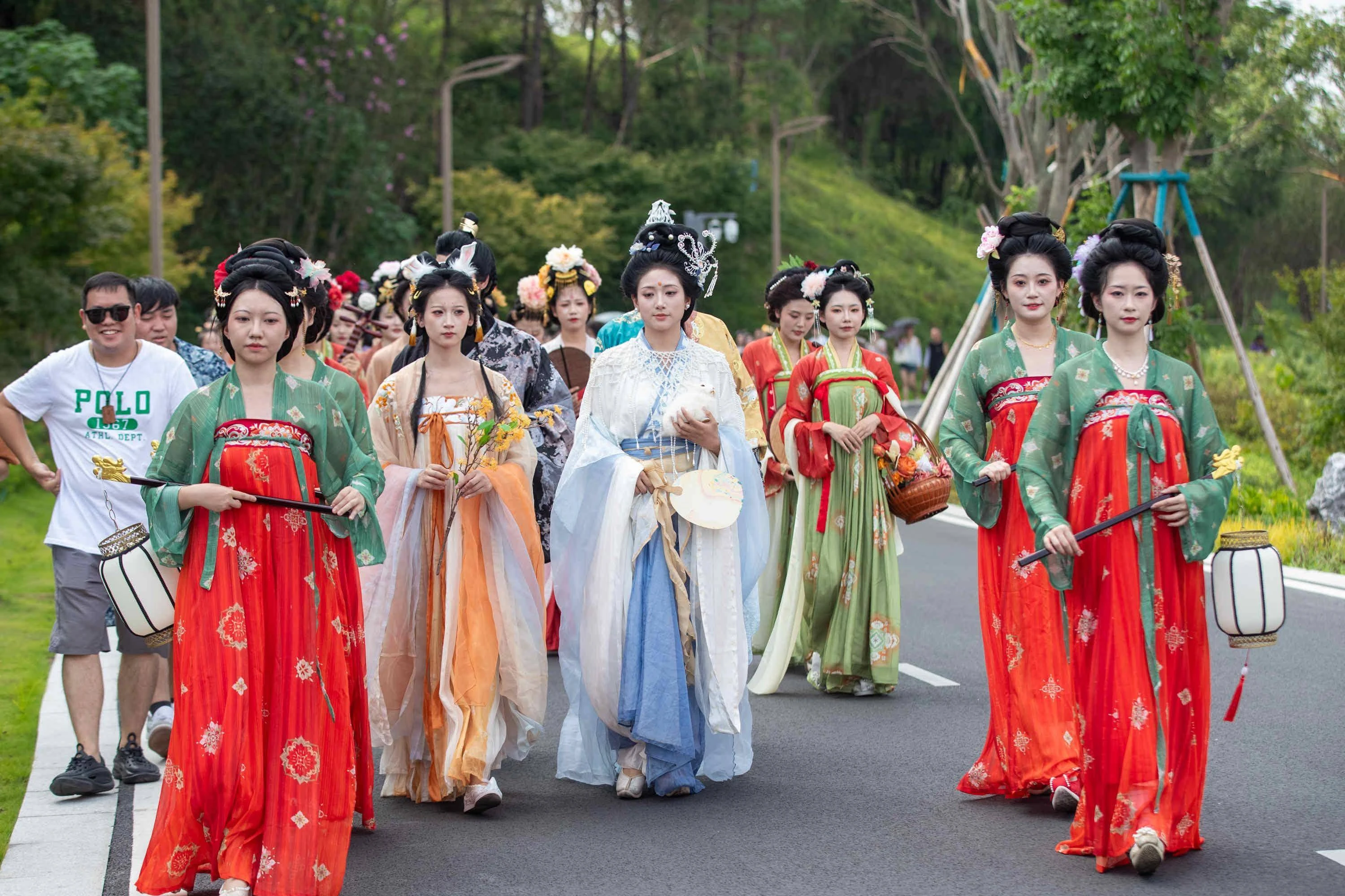 Datong Hanfu Parade: Ming-Style Costumes Grace Ancient City 9