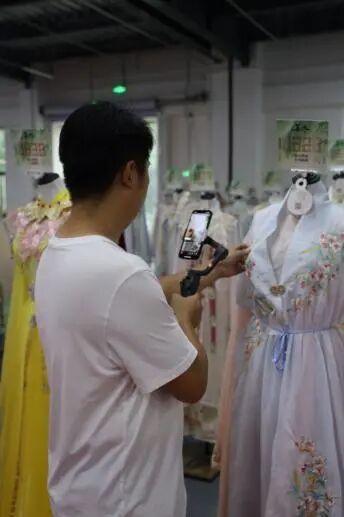 Caoxian Hanfu Now Sells Half of China's Hanfu Online