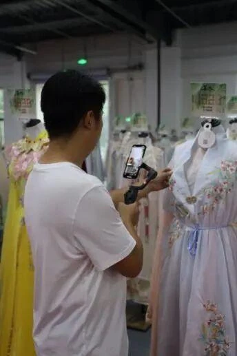 Caoxian Hanfu Now Sells Half of China's Hanfu Online