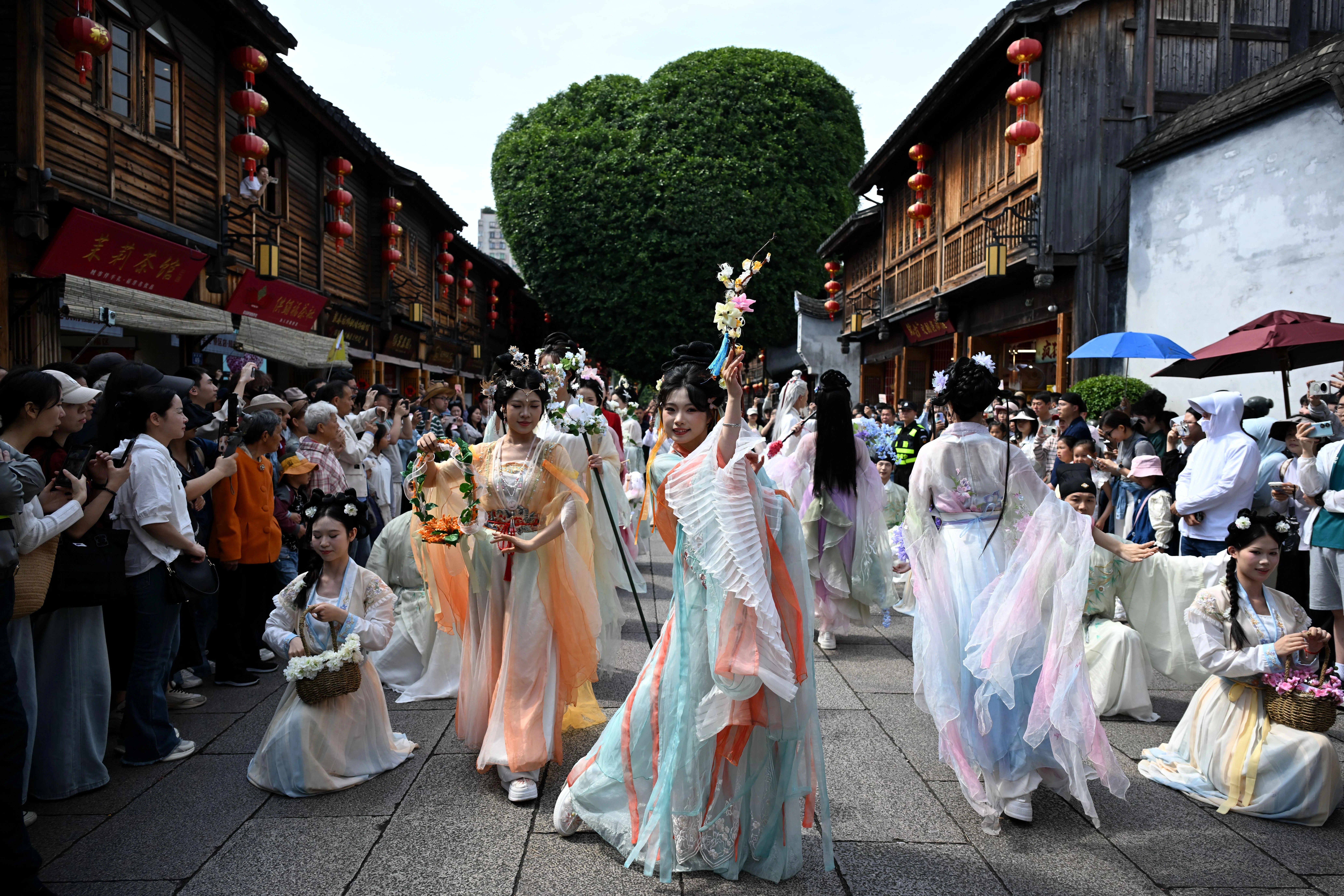 Fuzhou Flower Goddess Hanfu Parade: 1.86M Tourists, 420M Views