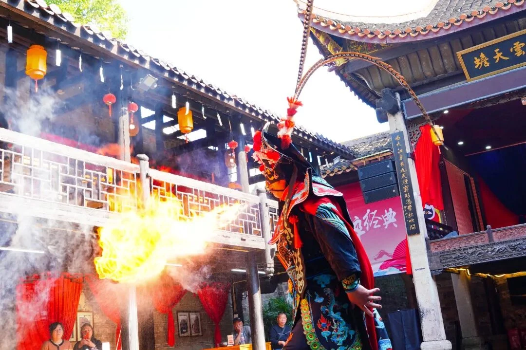 Changsha Night Carnival: Hanfu, Fire Pots, and Fish Lanterns
