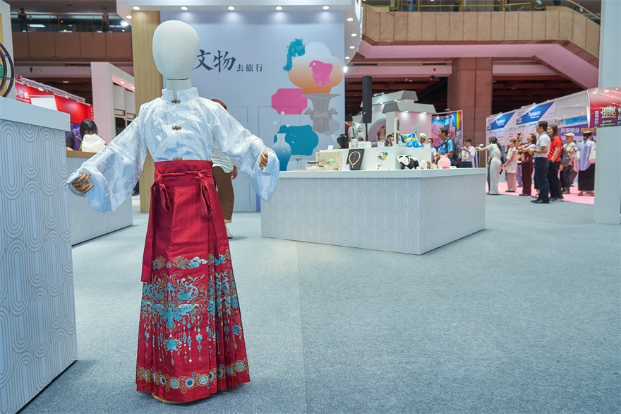 National Museum of China at Taipei Fair: Hanfu Area Draws Visitors 3