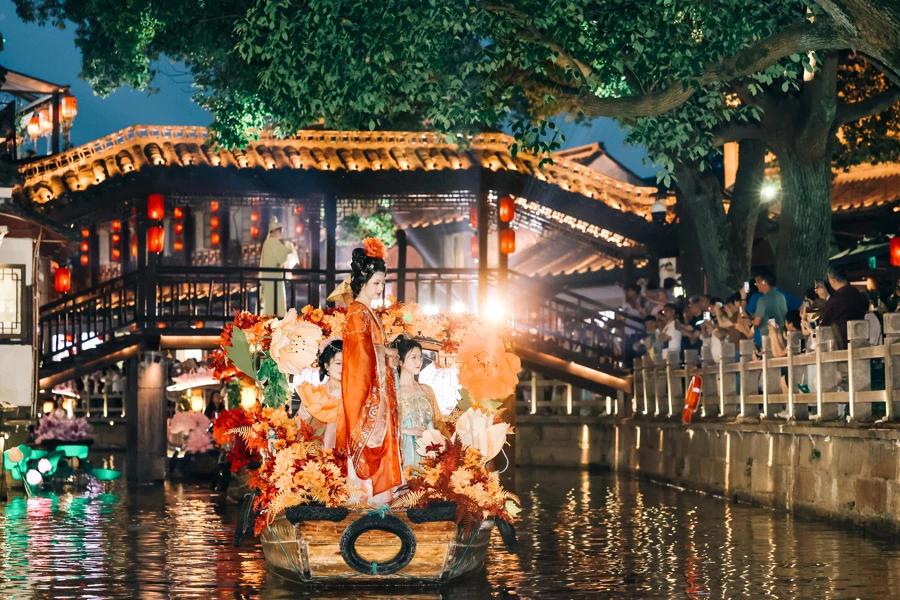 Zhujiajiao Night: Wear Hanfu for Discounts Through October