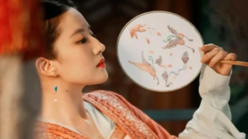 How Our Ancestors Beat Summer Heat With Light Hanfu