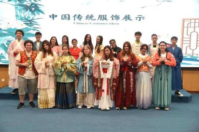 Italian Youth Try Hanfu in Sanya