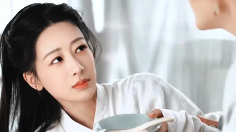Why Ancient Dramas Use White Zhongyi as Nightwear