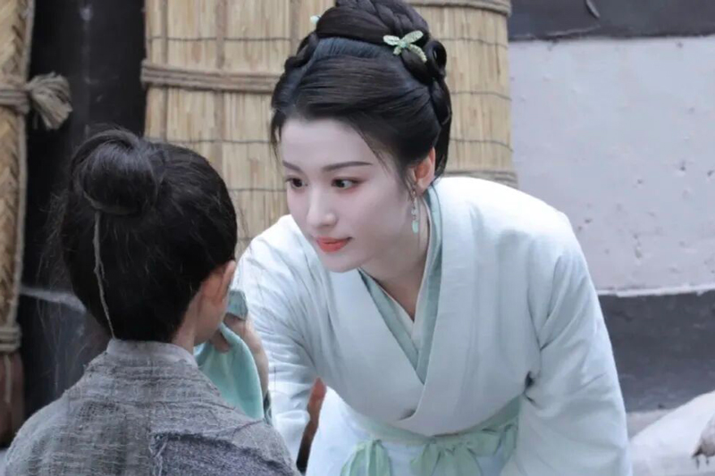 Why Ancient Dramas Use White Zhongyi as Nightwear