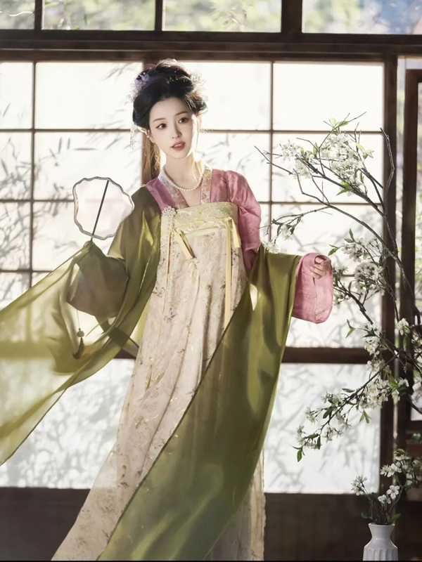 Chushu’s Poetic Color Palette for Hanfu