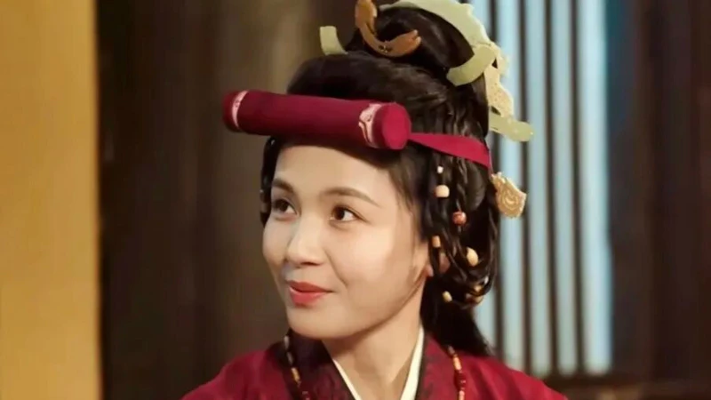 Liu Tao's Hair Roller and the Ancient Kui Headpiece