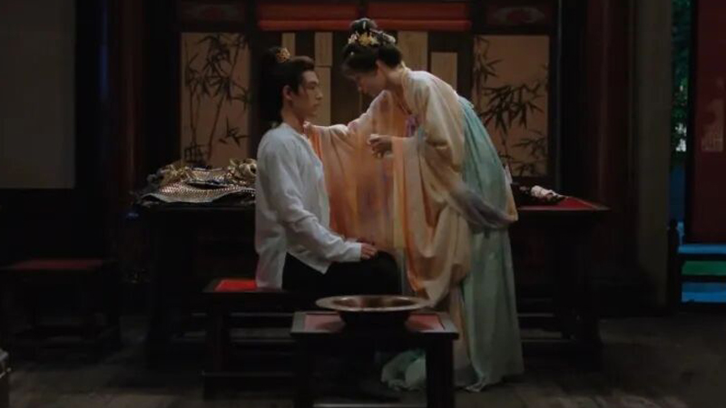 Royal Betrothal: Shen Zhili Treats Di Nian’s Bloody Wounds