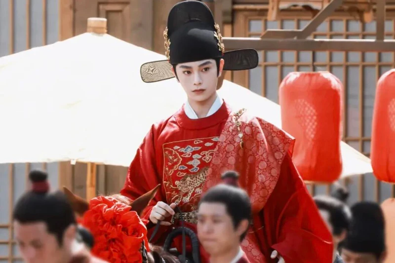 The Red Sash Trend Sparked by The Road to Splendor