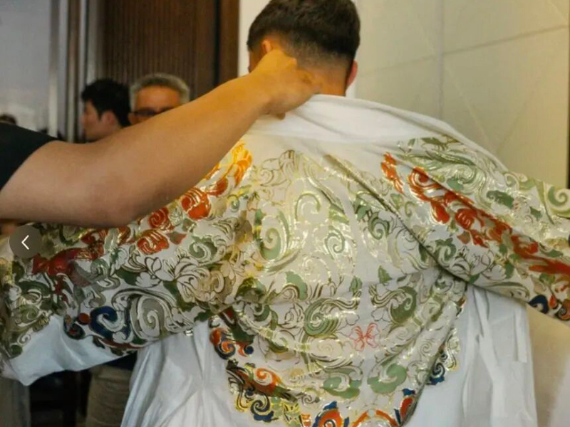 Viral Hanfu Moment of Football Star Pedri
