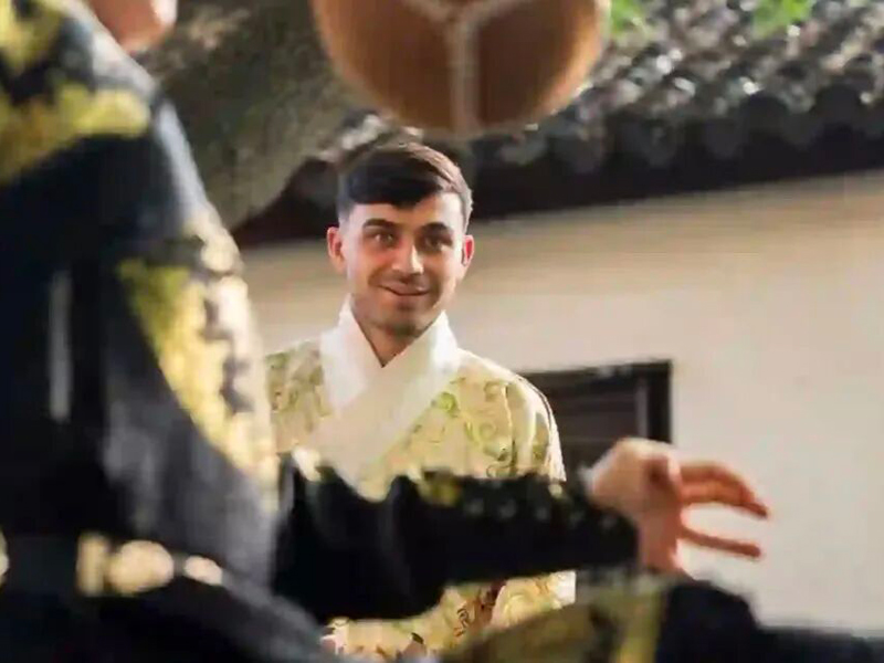 Viral Hanfu Moment of Football Star Pedri