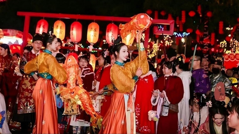 China-ASEAN Heritage Week Puts Zhuang Brocade on Stage