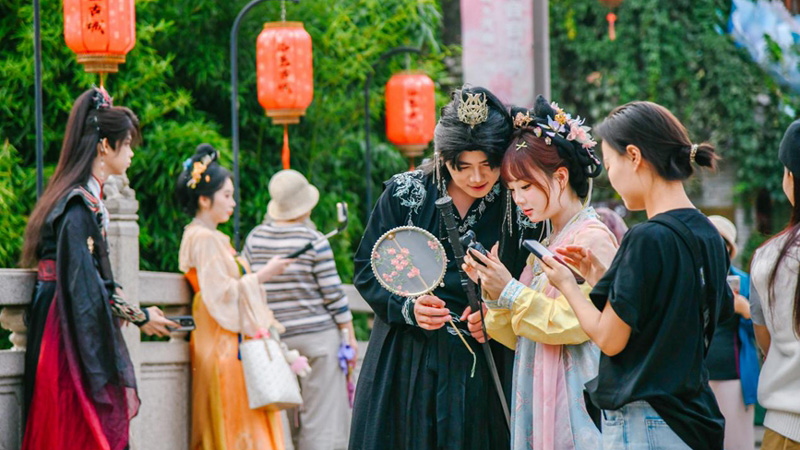Mid-Autumn Hanfu Nights Fill Luoyang Old Town Alleys