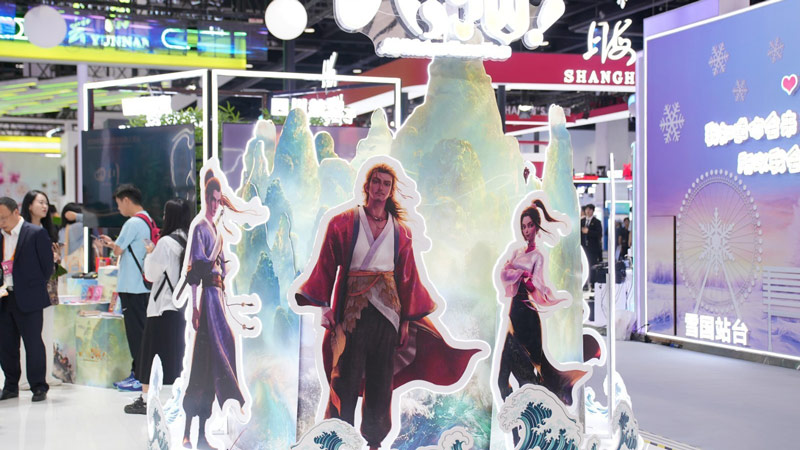 West China Couture Center Brings Shu Crafts to CIFTIS