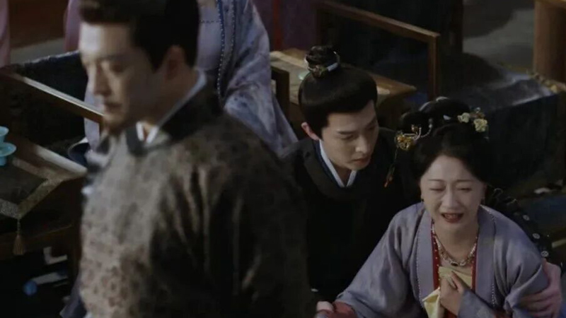 Why Does Lady Hu Fall in Spring of the Blade?